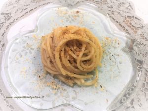 Spaghetti con burro, alici e… briciole di panettone!