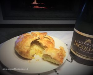 Brie vestito di sfoglia con marmellata e noci