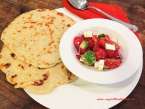 Tortillas bianche (senza lievito e senza strutto) con insalata di pomodori e feta