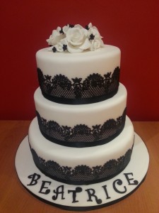 Torta bianca e nero con pizzo   